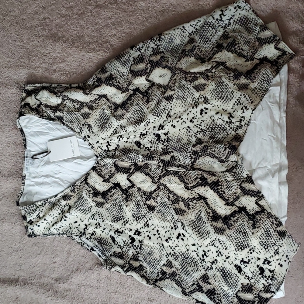 Green Envelope flared sleeveless blouse